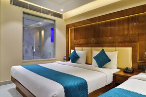 Executive driepersoonskamer | Lakens van Egyptisch katoen, luxe beddengoed, donzen dekbedden