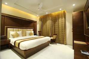 1 bedroom, Egyptian cotton sheets, premium bedding, down duvets