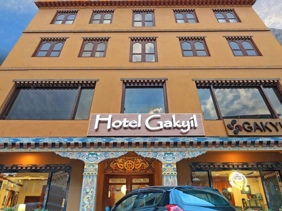 Un edificio de varios pisos con un letrero que dice 'Hotel Gakyi'.