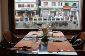 Breakfast, lunch, dinner served; international cuisine 