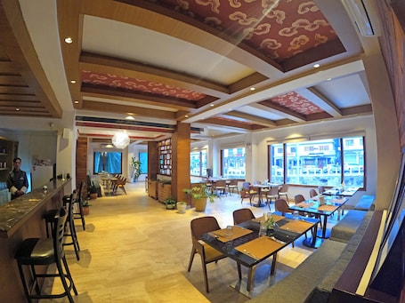 Breakfast, lunch, dinner served; international cuisine