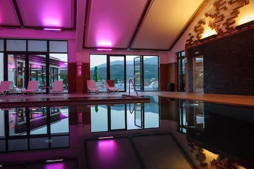 Innenpool, Sonnenschirme, Liegestühle