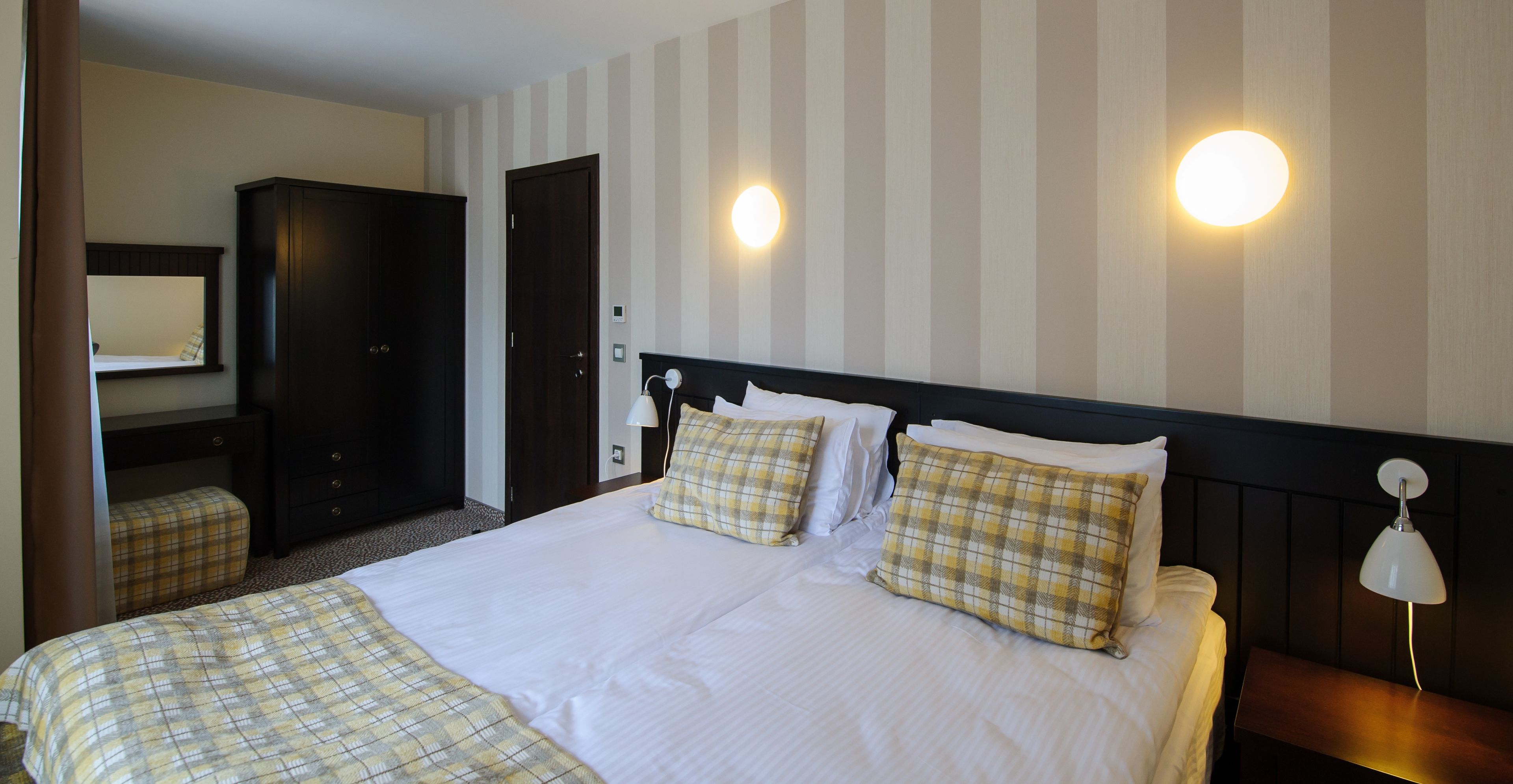 premium bedding, minibar, in-room safe, desk