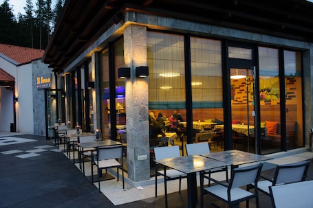 Breakfast, lunch, dinner served; local and international cuisine