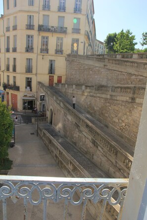 A stone staircase leading up to a building with multiple windows and balconies. - Hotel California (Béziers)