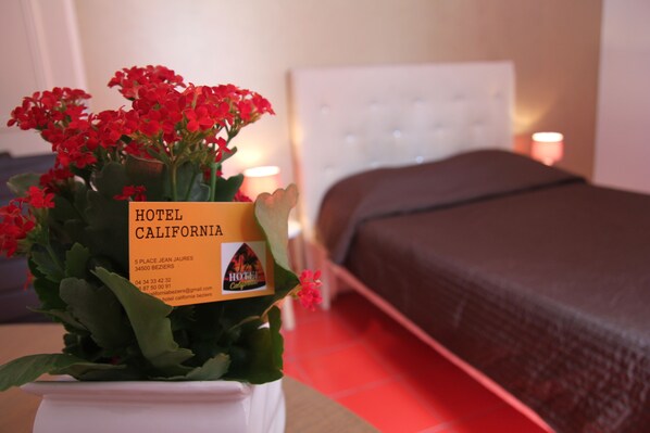 Single Room | Premium bedding, desk, laptop workspace, blackout curtains - Hotel California (Béziers)