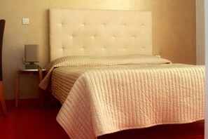 Premium bedding, desk, laptop workspace, blackout drapes - Hotel California (Béziers)