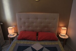 Standard Double Room | Premium bedding, desk, laptop workspace, blackout curtains - Hotel California (Béziers)