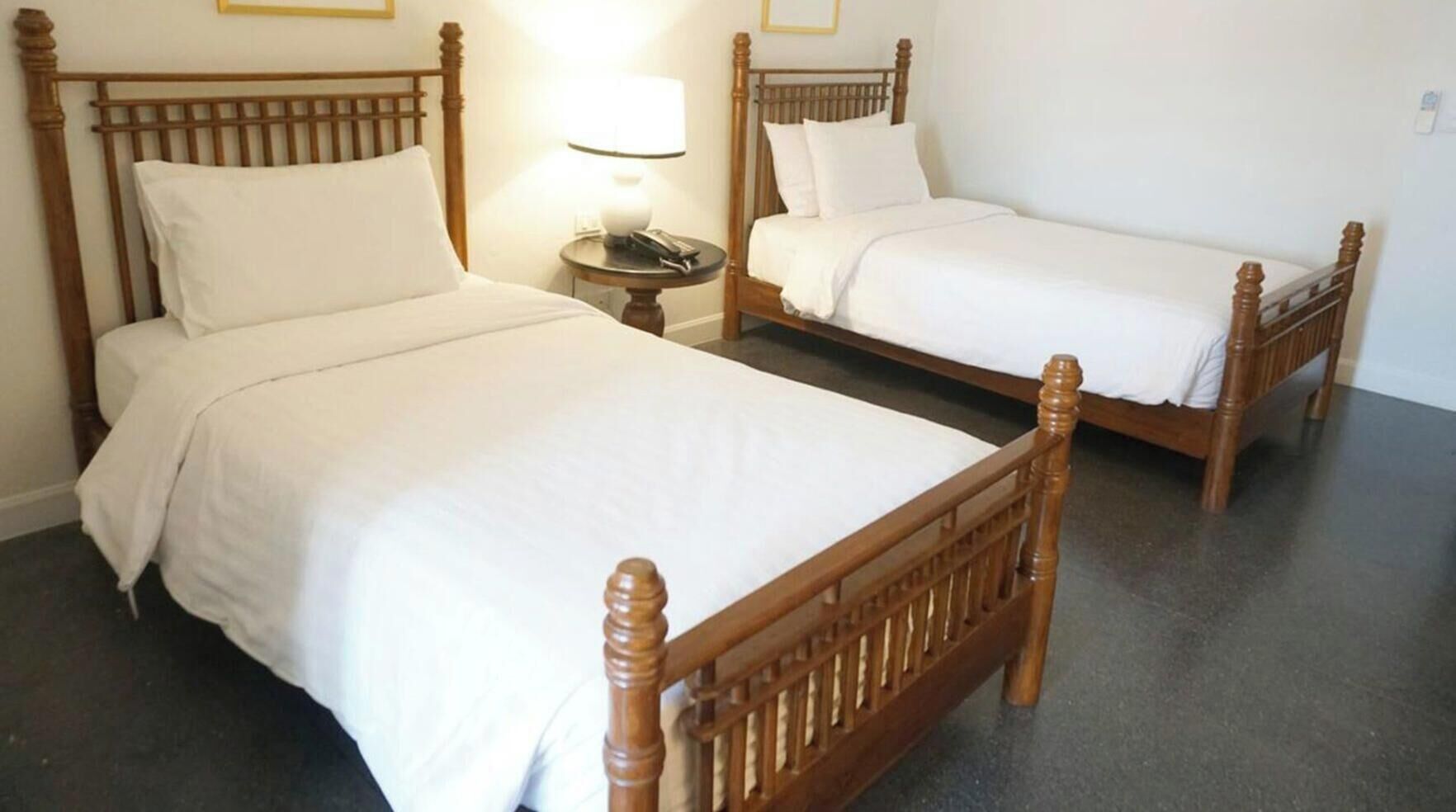 Minibaari, tallelokero huoneessa, työpöytä, ilmainen Wi-Fi