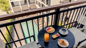 ห้องดีลักซ์ดับเบิล | มินิบาร์, ตู้นิรภัยในห้องพัก, โต๊ะทำงาน, Wi-Fi ฟรี