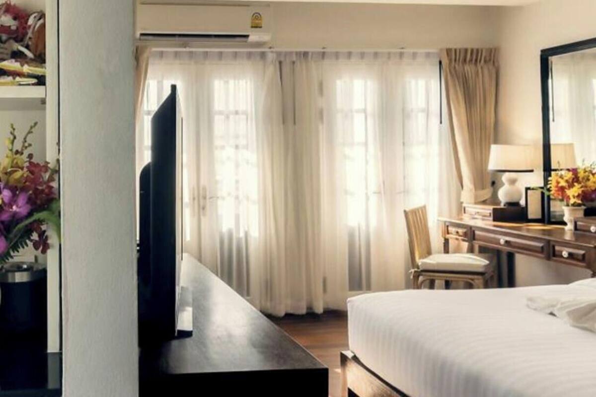 Minibar, in-room safe, desk, free WiFi