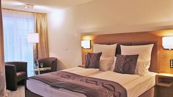 Hochwertige Bettwaren, Zimmersafe, Schreibtisch, schallisolierte Zimmer