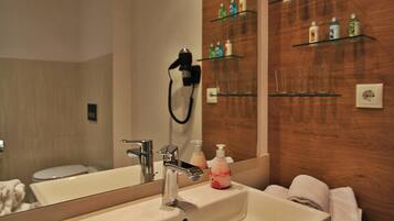Une salle de bain moderne avec un grand lavabo, un miroir et des étagères remplies de produits de toilette.