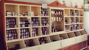 Une grande vitrine avec plusieurs étagères où sont présentés divers produits.