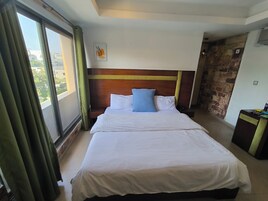 Deluxe Double Room, 1 King Bed | Minibar, in-room safe, desk, soundproofing