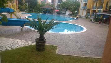 Hồ bơi ngoài trời