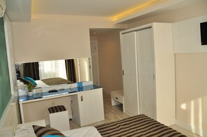 Standard Triple Room (With Balcony) | Minibar, desk, soundproofing, iron/ironing board - Aura Boutique Hotel (Manavgat)