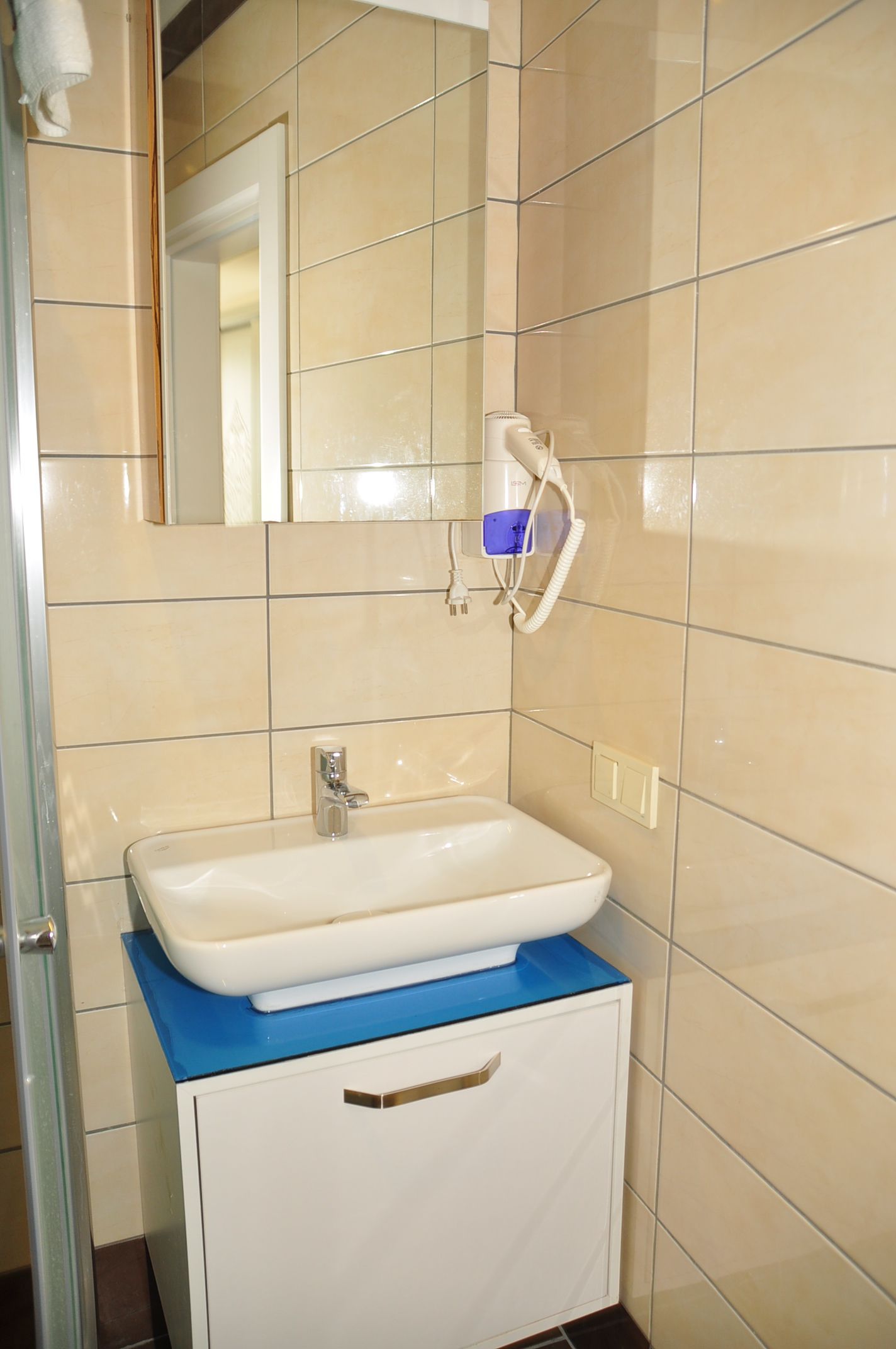 shower, free toiletries, hair dryer, slippers