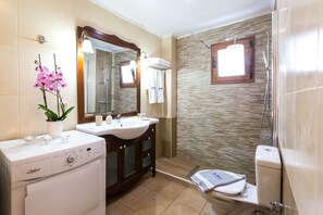 Bathtub, free toiletries, hair dryer, bathrobes - Triopetra Luxury Villas Panagia (Agios Vasileios)