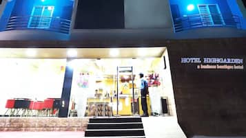 Fachada da propriedade à noite