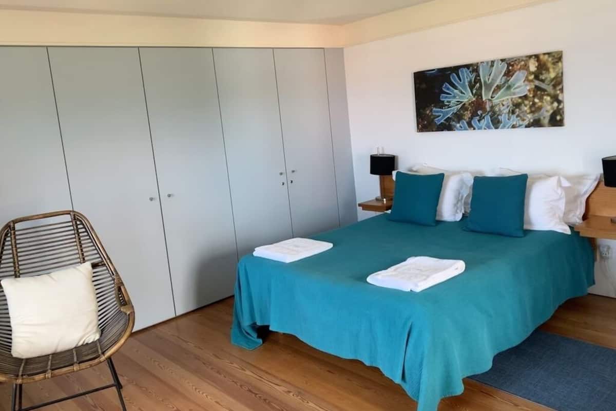 Casa, 2 habitaciones (Casa do Mar) | 2 habitaciones, ropa de cama de alta calidad y escritorio