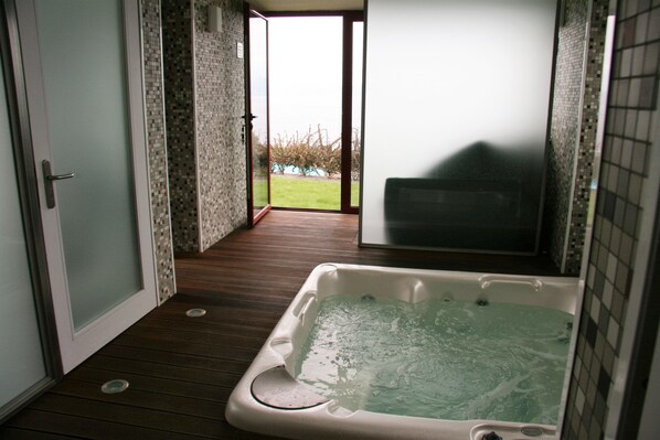 Bồn tắm spa trong nhà