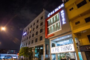 A hotel with a sign reading "PJ PARK HOTEL" and another sign for "A PIE THING" restaurant. - PJ Park Hotel (Petaling Jaya)