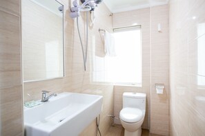 Habitación Deluxe, 1 cama de matrimonio grande | Baño | Ducha, artículos de higiene personal gratuitos y toallas