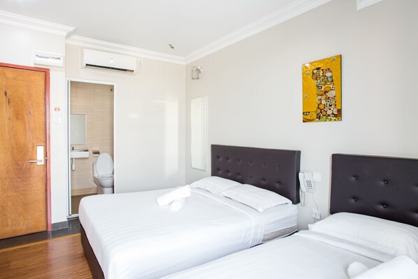 家庭客房, 2 張加大雙人床 | 書桌、熨斗/熨衫板、免費 Wi-Fi