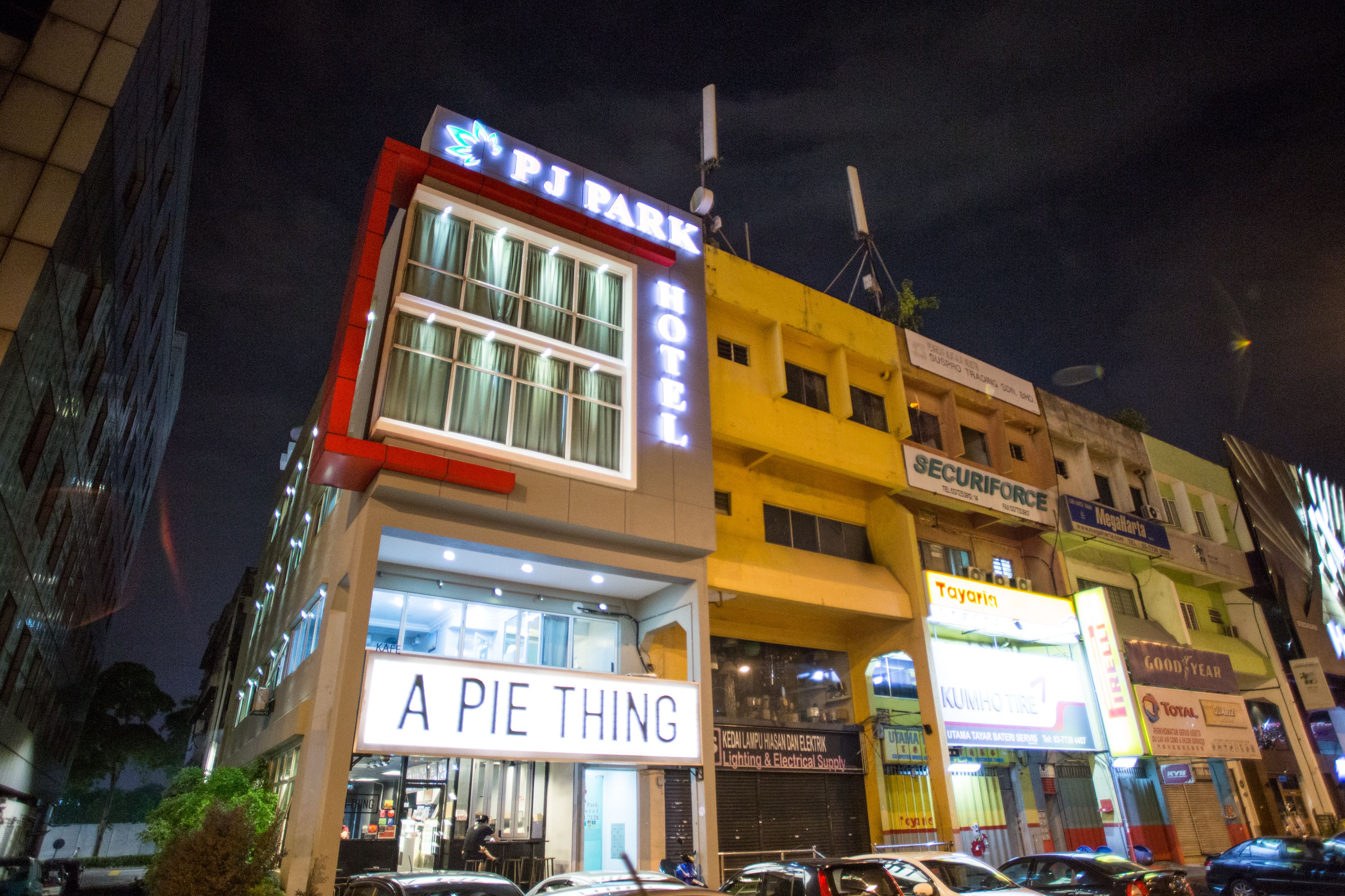 A hotel named "A PIE THING" with a sign indicating it is a "PJ PARK HOTEL."