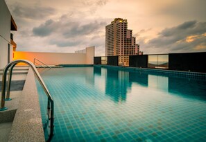 สระว่ายน้ำกลางแจ้ง