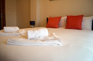 Premium kamer, 1 slaapkamer | Een kluis op de kamer, geluiddichte muren, een strijkplank/strijkijzer