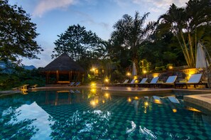 Outdoor pool, pool loungers - Hillside - Nature Lifestyle Lodge (Luang Prabang)