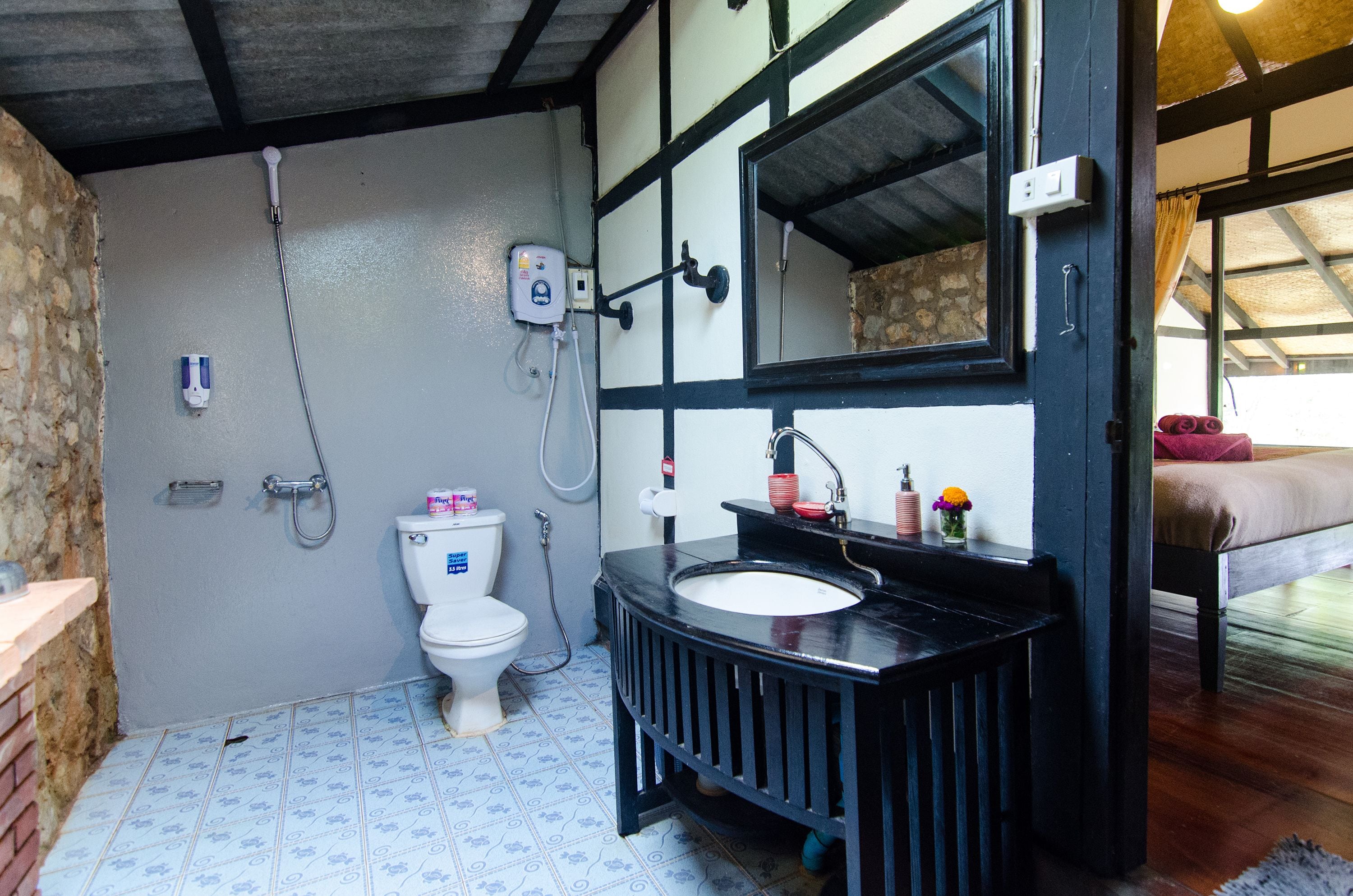 garden view double bungalow | bathroom | shower, hydromassage showerhead, free toiletries, hair dryer