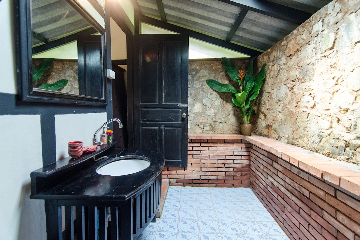 garden view double bungalow | bathroom | shower, hydromassage showerhead, free toiletries, hair dryer