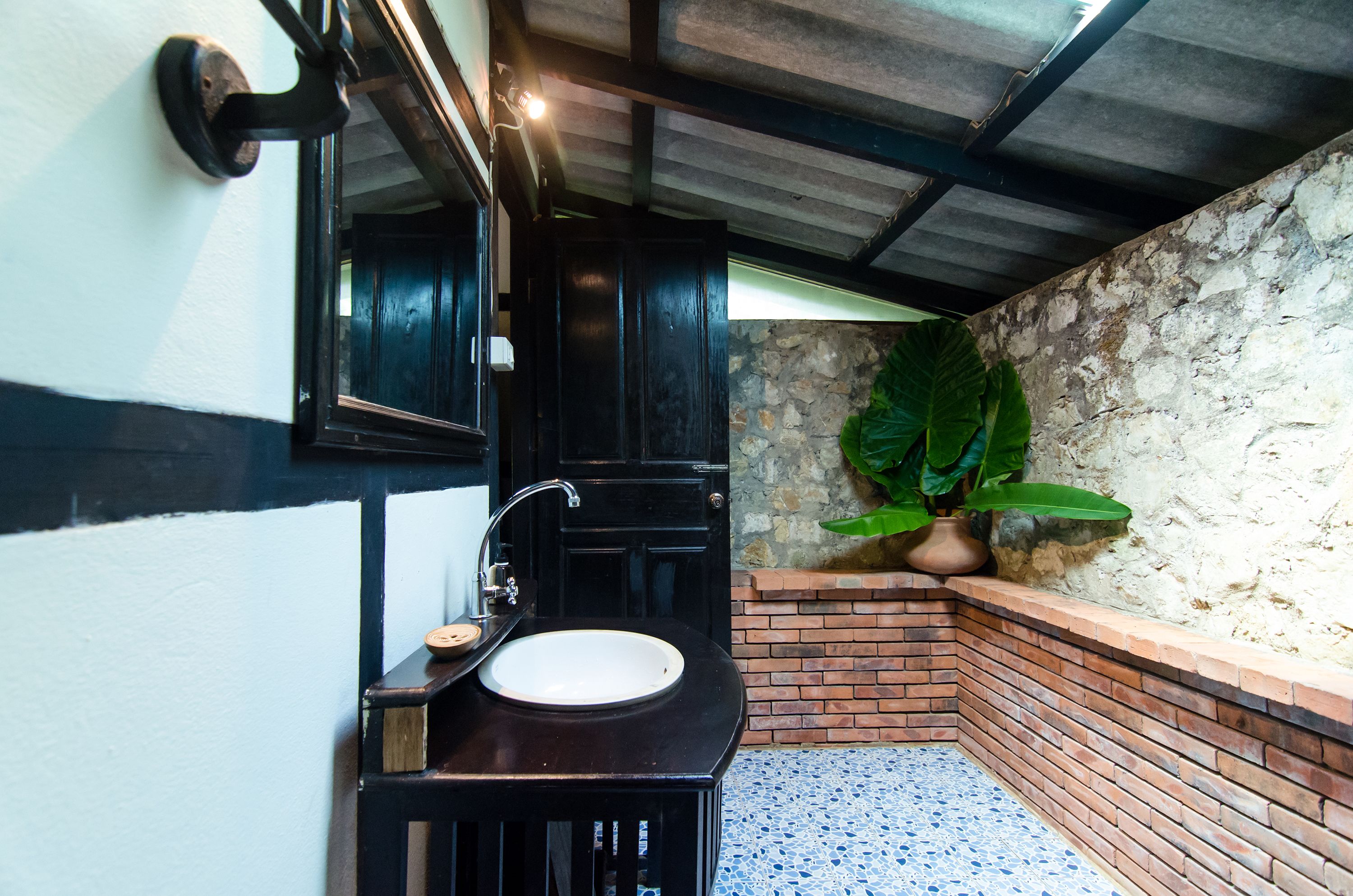 garden view twin bungalow | bathroom | shower, hydromassage showerhead, free toiletries, hair dryer