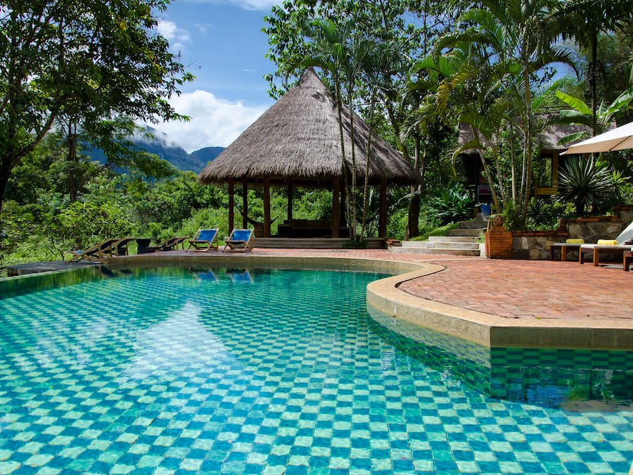 Alberca al aire libre y camastros