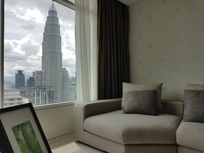 Apartamento standard, vista para a cidade (KL Tower View) | 3 quartos, escrivaninha, ferros/tábuas de passar roupa