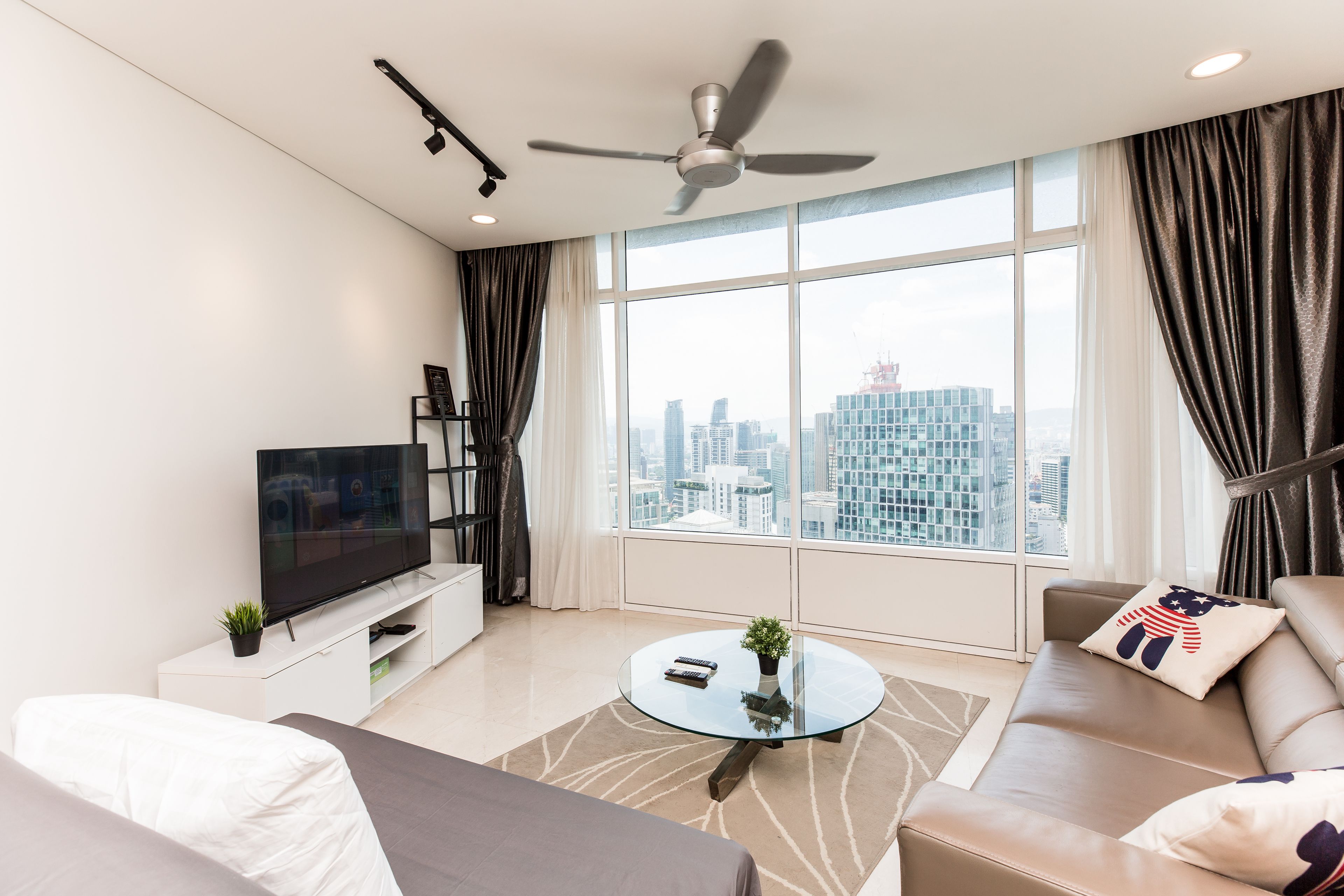 City Room, 2 Bedrooms, City View | Living room