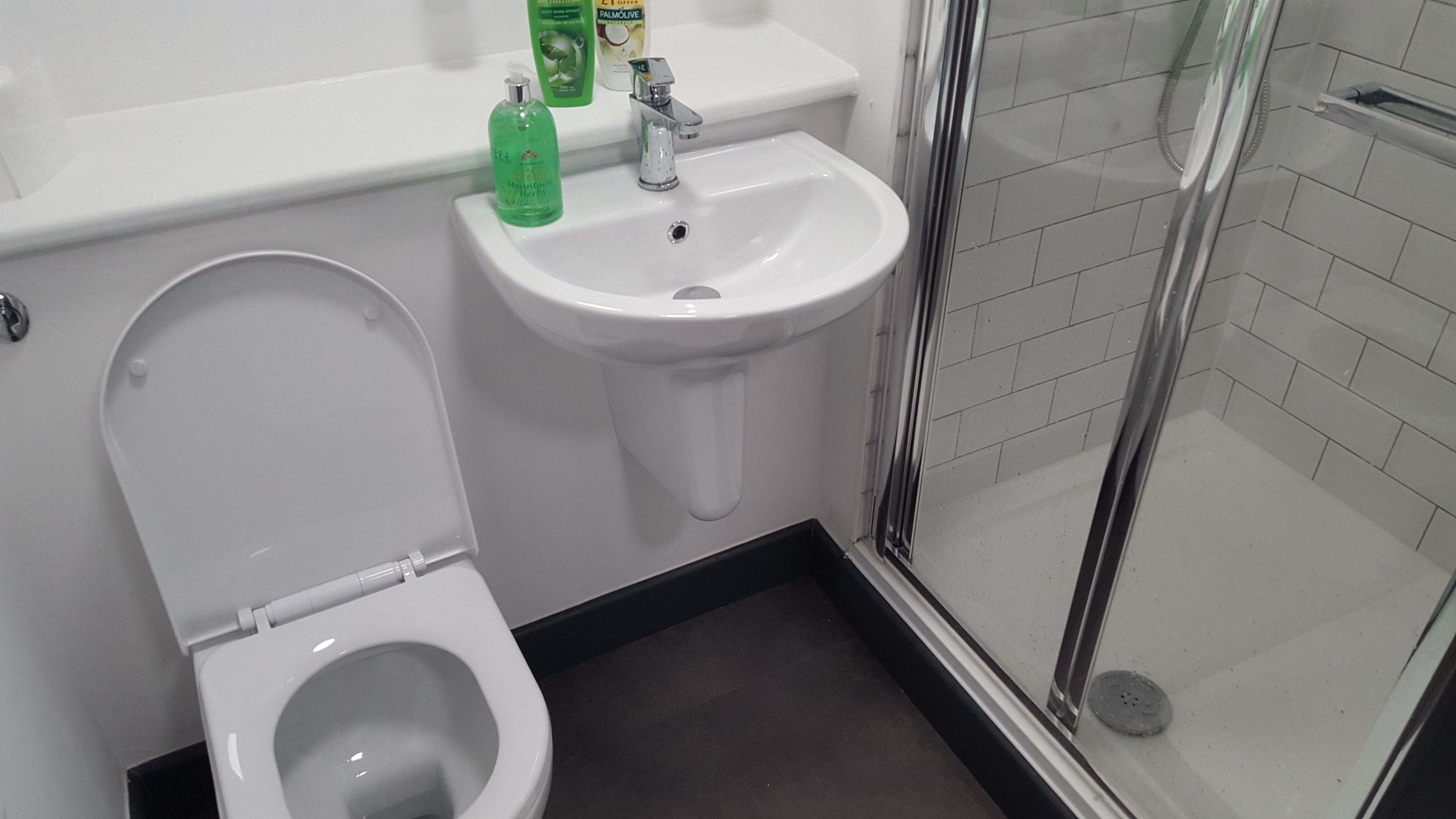 apartment, 6 bedrooms | bathroom | shower, free toiletries, towels