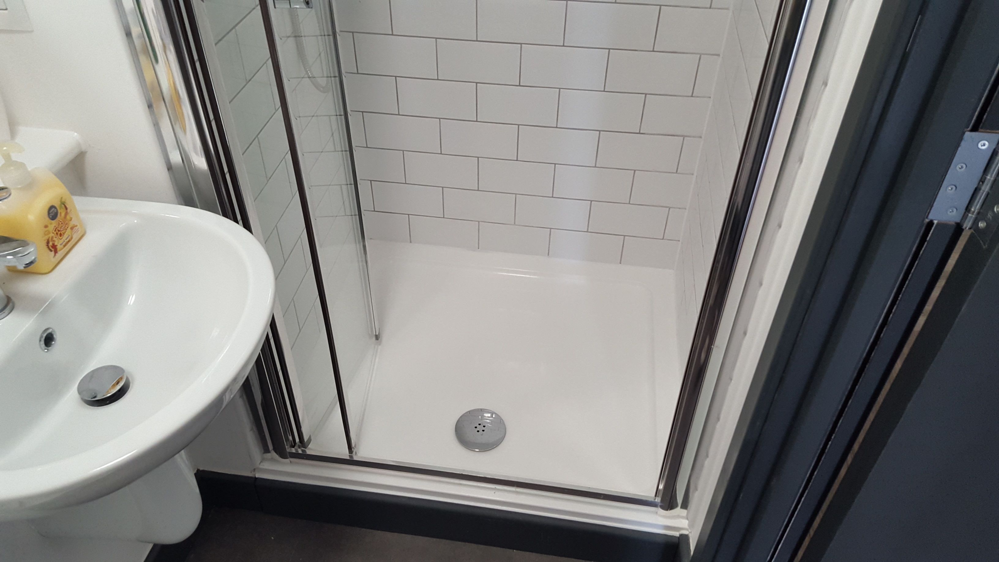 standard studio, 1 double bed | bathroom | shower, free toiletries, towels