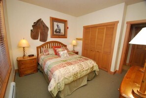 Room - Red Hawk Townhome 3 Bedroom Apartment by Key to the Rockies (Keystone)
