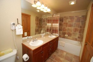 Hair dryer, towels, shampoo - Red Hawk Townhome 3 Bedroom Apartment by Key to the Rockies (Keystone)
