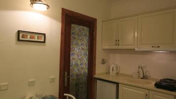 Oven, stovetop, electric kettle, cookware/dishes/utensils