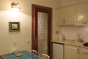 Doppel- oder Zweibettzimmer | Eigene Kochnische | Ofen, Herdplatte, Wasserkocher, Kochgeschirr/Geschirr/Besteck