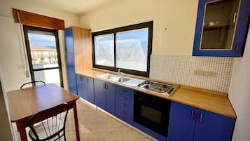 Deluxe Apartment, Accessible | Private kitchen | Electric kettle, high chair