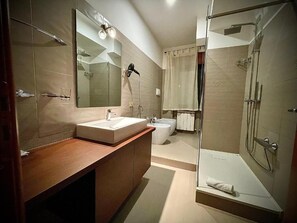 Shower, shower pijat air,  dan perlengkapan mandi gratis