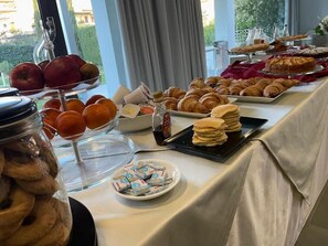 A breakfast buffet with various pastries, fruits, and cookies. - Hotel Residence Le Ceramiche (Montalto Uffugo)
