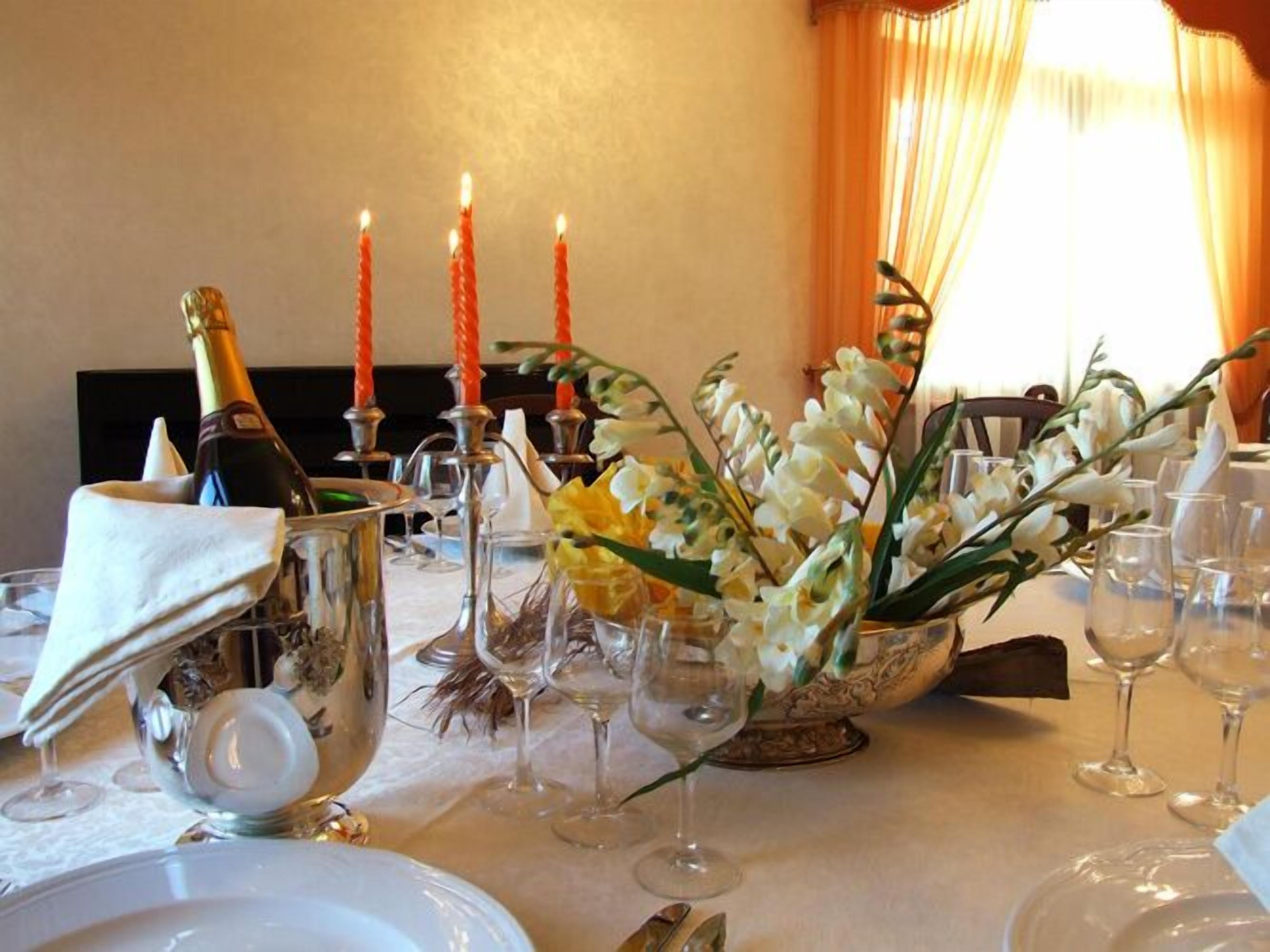 Aperto a pranzo e cena, cucina italiana