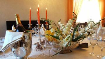 Aperto a pranzo e cena, cucina italiana